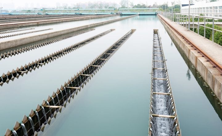 Vue au niveau du sol d'une installation de traitement des eaux usées industrielles