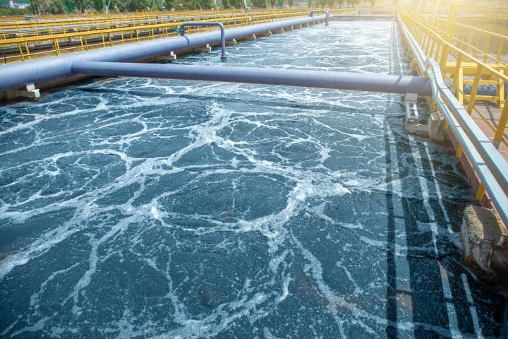 Vue au niveau du sol d'une installation de traitement des eaux usées industrielles