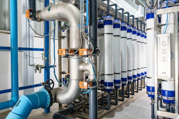Vue intérieure d'une installation de recyclage des eaux industrielles