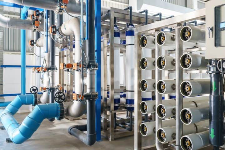 Vue intérieure d'une installation de recyclage des eaux industrielles - Aquastrat, Conseil, Expertise et Stratégie