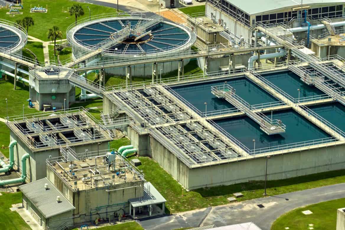 Vue aérienne d'une installation de traitement des eaux industrielles et eaux usées