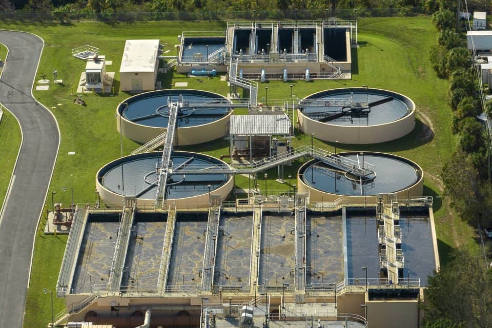 Photo aérienne d'une installation de technologie bio aérobie de traitement des eaux industrielles
