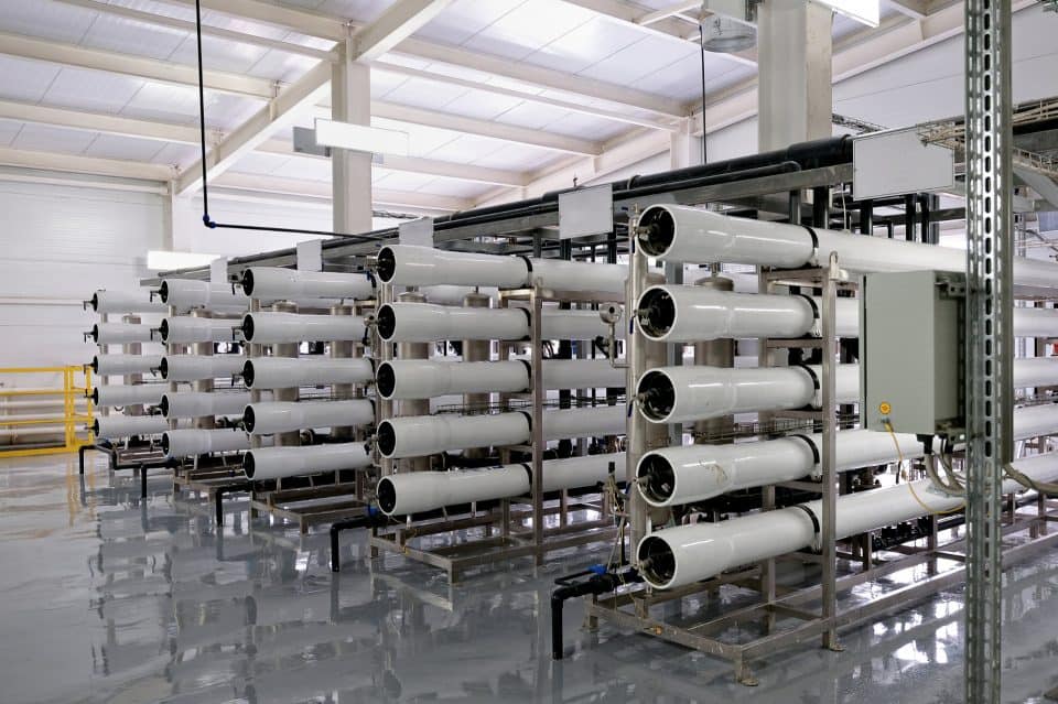 Photo d'une installation de technologie de recyclage des eaux usées industrielles (technologie membranaire) vue de l'intérieur