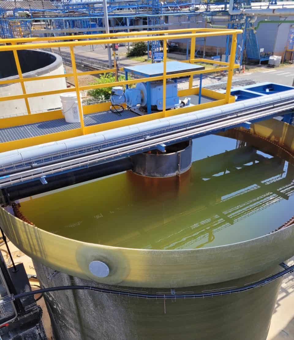 Photo d'une cuve de technologie primaire de traitement des eaux usées industrielles