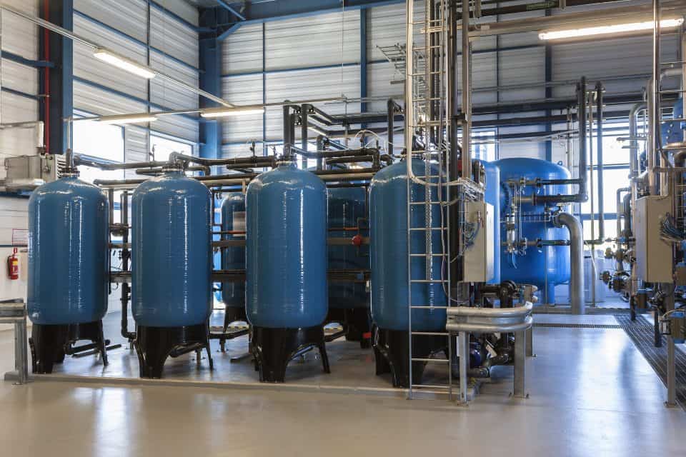 Photo d'une installation de technologie tertiaire de traitement des eaux industrielles vue de l'intérieur